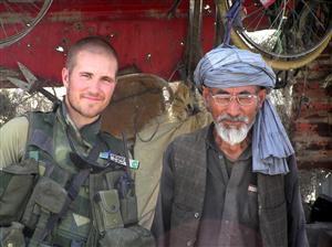 Fredsstyrkan. Mikael Wallman med man från Afghanistan. Foto: TV4.