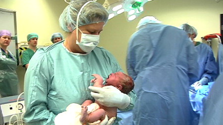 Barnmorskan Eva med nyfödda Lova.