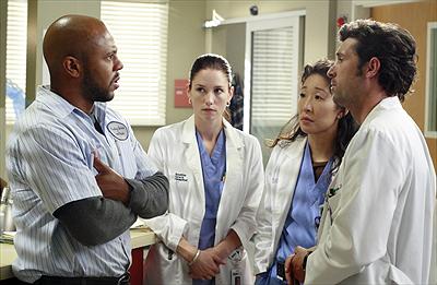 Rockmond Dunbar som Sean Brotherton, Chyler Leigh som Dr. Lexie Grey, Sandra Oh som Dr. Cristina Yang & Patrick Dempsey som Dr. Derek Shepherd. foto disney